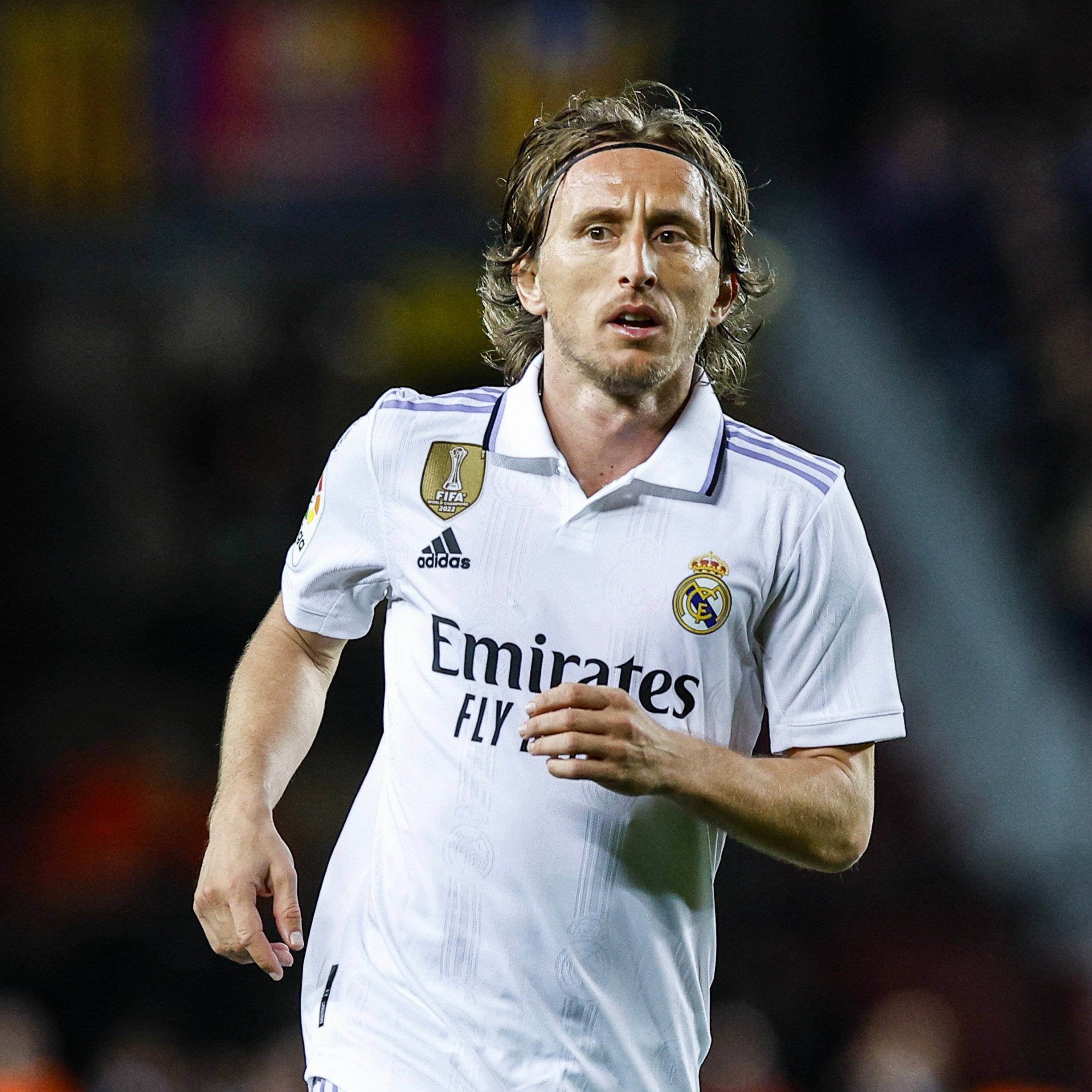 詹姆斯末节亮相表现低迷，关键失误与防守失职葬送湖人胜局，东契奇独木难支