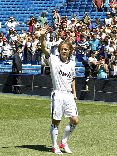 詹姆斯缺阵湖人惨败马刺，东契奇三双到手，一数据很扎心