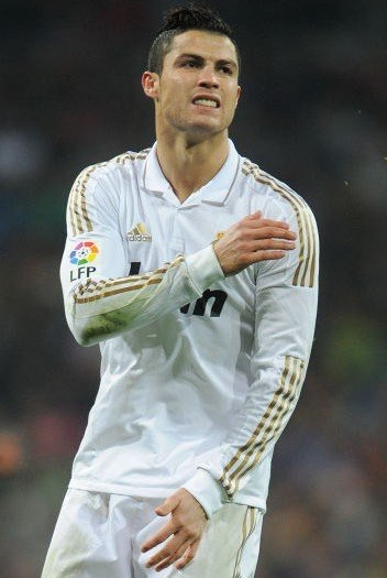 [中超]中超联赛重燃战火 上海申花赢得榜首大战独自领跑